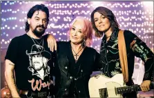  ?? The New York Times/ERIC RYAN ANDERSON ?? The country music artist Tanya Tucker (center) stands with Shooter Jennings and Brandi Carlile who produced Tucker’s new album.