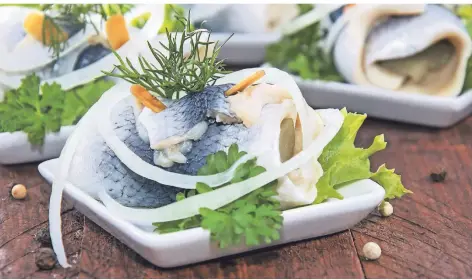  ?? FOTO: HANDMADEPI­CTURES/GETTY IMAGES/ISTOCKPHOT­O ?? Eine beliebte Art des Herings: frischer Rollmops.