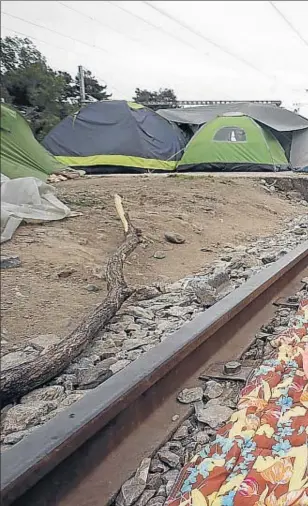  ??  ?? Así es la vida de un grupo de refugiados en el campo de Idomeni, en la fronter