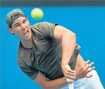  ?? PAUL CROCK / AFP ?? Nadal practica el saque durante una sesión de entrenamie­nto en Melbourne