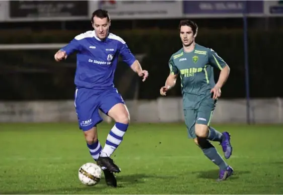  ?? FOTO KOEN FASSEUR ?? Jef Luyten (blauw) controleer­t de bal. Pieter Fasseur van SintLenaar­ts komt te laat.