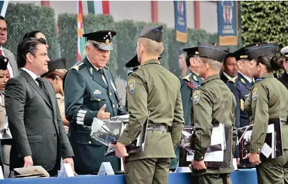  ?? MILENIO ?? El mando militar se limitó a felicitar a los recién graduados y a invitarlos a seguirse preparando