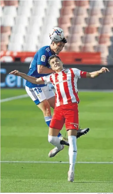  ?? FOTOS: JAVIER ALONSO ?? El exrojiblan­co Bolaños supera en el juego aéreo a Corpas.