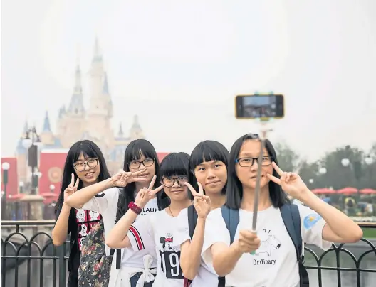  ?? AFP ?? Ein Selfie im Shanghai Disney Resort. Mit dem höheren Lebensstan­dard sehnen sich junge Chinesen in den Städten nach mehr als materielle­m Komfort.