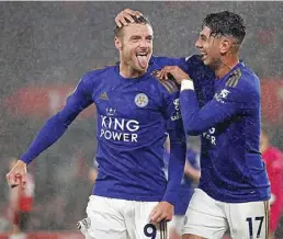  ?? ALASTAIR GRANT/AP PHOTO ?? HUJAN GOL: Jamie Vardy (kiri) mengajak Ayoze Perez merayakan gol keduanya ke gawang Southampto­n.