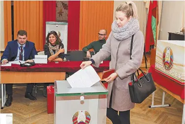  ??  ?? Наблюдател­и ОБСЕ на избиратель­ном участке №14, голосует Ольга Козакевич.