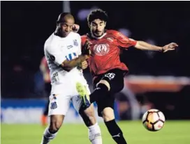  ?? AFP ?? Bryan Ruiz ingresó a la cancha para sustituir al volante charrúa Carlos Sánchez (en la foto, en disputa del balón con Ezequiel Cerutti).