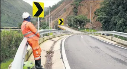  ?? / J. D. (EFE) ?? Un operario observa los efectos de un derrumbe en la vía entre Bogotá y Villavicen­cio, el 14 de junio.