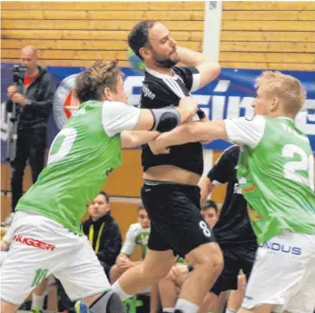  ?? FOTO: DIREVI ?? Die Handballer des TV Aixheim, hier versuchen Markus Gruler (links) und Fabian Gruler den Schwenning­er TGSpieler Richard Kellerer zu stoppen, hoffen am Samstag gegen die HSG Hossingen-Meßstetten auf einen Heimsieg.