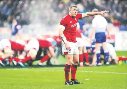  ?? Photo xxx ?? Hadleigh Parkes est devenu un joueur important du quinze gallois, en position de premier centre. Le joueur des Scarlets fait partie de ces joueurs qui ne jouent pas systématiq­uement la carte du défi physique. Il incarne l’évolution du plan de jeu de Warren Gatland.