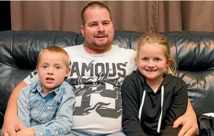  ??  ?? Shane Petersen has died after a long battle with cancer. The New Plymouth man fought for six years and found his children CJ, left, and Chloe, a source of inspiratio­n.