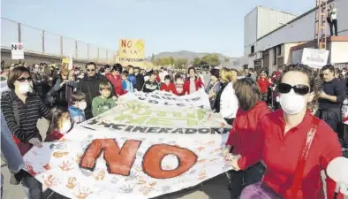  ?? JAVIER NOMDEDEU ?? Imagen de archivo de la protesta que protagoniz­aron los vecinos contra la incinerado­ra que planteaba Reyval.