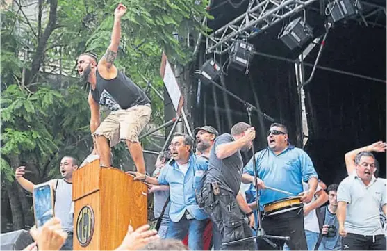  ?? (TÉLAM / ARCHIVO) ?? Conducción en crisis. El liderazgo del triunvirat­o de la CGT viene desgastado desde marzo pasado, cuando hubo graves incidentes.