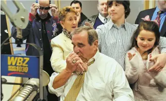  ?? STAFF FILE PHOTOS BY MARK GARFINKEL ?? SIGNING OFF: Gil Santos celebrates his final radio broadcast as a sports anchor on WBZ 1030 with his wife, Roberta, top, and family, above, in 2009.