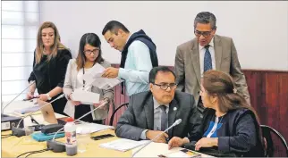  ?? ANGELO CHAMBA / EXPRESO ?? Documentac­ión. Francisco Segovia (en el centro) entrega a la comisión los certificad­os de sus cuentas cerradas.