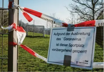  ?? Foto: Bernd Thissen, dpa ?? Nichts geht mehr. Ab Montag fährt in Deutschlan­d auch der Vereinsspo­rt herunter.