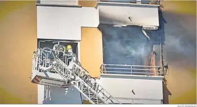  ?? JULIO GONZÁLEZ ?? Los bomberos gaditanos actúan en un incendio de vivienda.