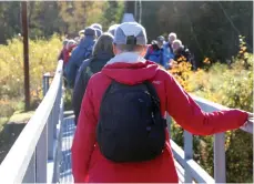  ??  ?? MATSÄCK. En lång vandring kräver energi, deltagarna var ombedda att ta med mat för två mål.