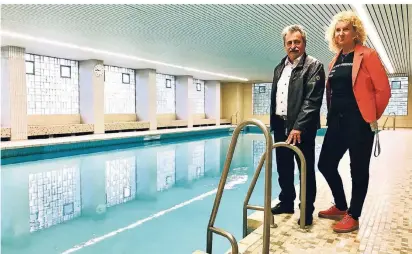  ?? FOTO: WILP ?? Schulleite­rin Gabriele Held und Vereinsche­f Friedbert Hamacher am Frimmersdo­rfer Lehrschwim­mbecken, das seit August 2018 geschlosse­n ist. Das Becken ist undicht, es muss von einer Fachfirma repariert werden.