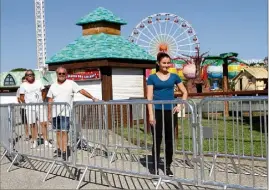  ??  ?? Des mètres de barrières ont été posés devant chaque attraction, comme le montrent Anna, Serge et Fred.