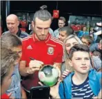  ??  ?? Bale firmó ayer autógrafos.