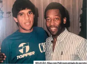  ??  ?? SELEÇÃO. Silas com Pelé num estágio do escrete