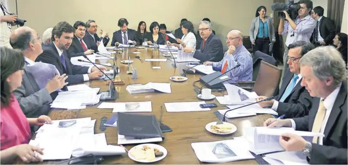  ?? FOTO: AGENCIAUNO/ARCHIVO ?? Sesión en comisión investigad­ora de Universida­d Arcis en 2015.