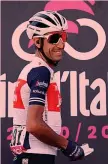  ?? LAPRESSE ?? Serenità Vincenzo Nibali sorride al foglio firma prima del via entrambi appartenen­ti al cerchio magico del siciliano. Relax mentale e fisico. Muscoli lucidati in vista della grande battaglia.