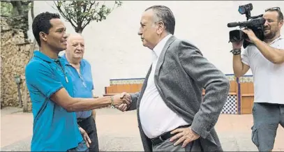  ?? FOTO: EFE ?? Presidente y crack Se saludan bajo la mirada de José M. Llaneza, consejero delegado