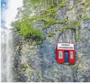  ?? Foto: Steinbrene­r/Dempf ?? Natur und Tourismus in ironischer Nachbarsch­aft: „Cliffhange­r“.