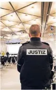  ?? FOTO: DPA ?? Ein Justizbeam­ter steht im Düsseldorf­er Congress Center, wo der Loveparade-Prozess stattfinde­t.