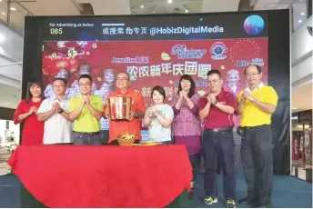  ??  ?? Yii (fourth left) is joined on stage by Diabetes Malaysia Miri branch chairwoman Ting Chiew Moi (third right), Wong (second right) as well as representa­tives of event sponsors.