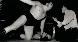  ?? JEFF GOODE, TORONTO STAR ?? Andre the Giant has a few words for the referee in this 1989 photo.