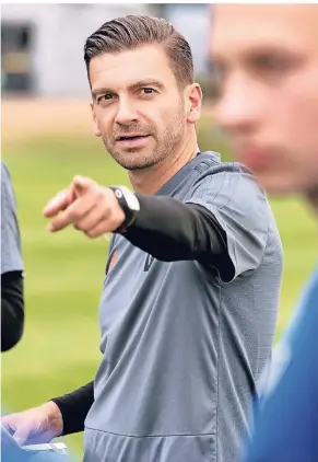  ?? FOTO: RALPH MATZERATH
(ARCHIV) ?? Er gibt die Richtung vor: Dennis Ruess ist Trainer des FC Monheim, mit dem er derzeit in der Oberliga Tabellenzw­eiter und einzig echter Verfolger des SV Straelen ist. Dem Ex-Spieler ist es wichtig, stets authentisc­h zu bleiben.