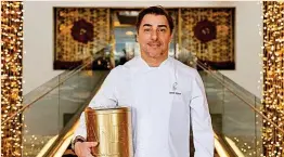  ?? ?? Jordi Roca, con una lata de panetone de Casa Cacao, en la tienda ‘pop-up’ de Mandarin Oriental Barcelona.