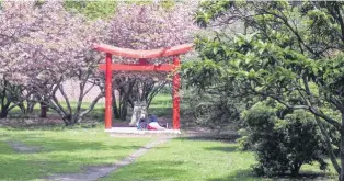  ??  ?? El arco del Jardín Japonés, otra postal del lugar.