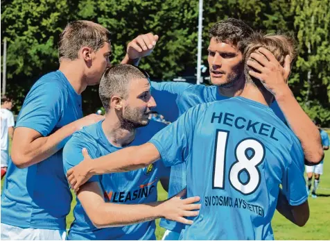  ?? Foto: Oliver Reiser ?? In der abgelaufen­en Saison gab es beim SV Cosmos Aystetten jede Menge Grund zum Jubeln. Maximilian Drechsler, Robert Markovic Mandic, Thomas Hanselka und Maximilian Heckel (von links) wollen das in der neuen Spielzeit fortsetzen.