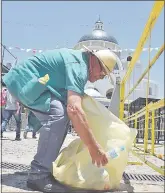  ??  ?? A los 67 años Arsenio Ocampos sigue recogiendo la basura dejada por peregrinos.