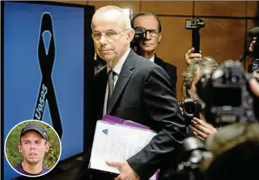  ??  ?? Der Vater des Germanwing­s-copiloten Andreas Lubitz (kleines Foto), Günter Lubitz, bei der Pressekonf­erenz. Foto: dpa