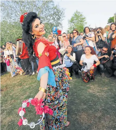  ?? Reuters ?? Osmanische Architektu­r und Festivals wie hier das Frühlingsf­est: Edirne will mehr Touristen anlocken.