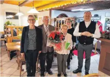  ?? FOTO: KIRCHENCHO­R SANKT OTMAR ?? Maria Weber, Josef Kaschek, Maria Jettinger, Monika Huber und Pfarrer Klaus Wolfmaier (von links).