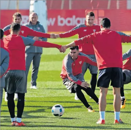  ??  ?? EN TENSIÓN. Reyes y Vitolo, en el centro de un rondo en el entrenamie­nto de ayer.