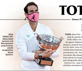  ?? MARTIN BUREAU/AFP PHOTO ?? RAJA TANAH LIAT: Rafael Nadal memeluk trofi Mousquetai­res yang diraihnya setelah mengalahka­n Novak Djokovic.