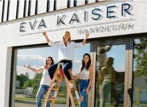  ?? Foto: Eva Kaiser Haardesign ?? Beide Daumen nach oben: Eva Kaiser freut sich mit ihren Mitarbeite­rinnen Verena (links) und Lisa (rechts) auf die Eröffnung ihres Friseursal­ons am 1. August.