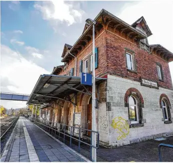  ?? Foto: Rudi Penk ?? In den nächsten Wochen soll der aktuell sehr unansehnli­che Bahnhof außen gereinigt werden. Wird er zum künftigen Polizeipos­ten?