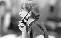  ?? ELSA/GETTY ?? Stanford coach Tara VanDerveer directs her team in the first half against Louisville during her team’s victory in the Elite Eight of the NCAA Women’s Tournament at Alamodome on Tuesday night in San Antonio.