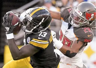  ?? Matt Freed/ Post- Gazette ?? Steelers wide receiver James Washington pulls in a pass for a touchdown against Buccaneers cornerback Vernon Hargreaves III in the first quarter.