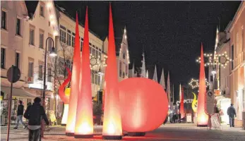  ?? SZ-FOTOS: KÖRNER ?? Rot und gelb leuchteten die Pylonen in Ehingen zur langen Einkaufsna­cht.