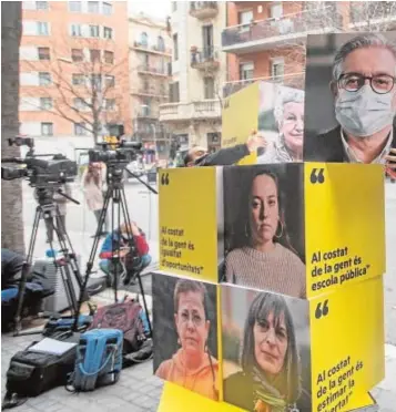  ??  ?? Operarios desmontan material electoral de la campaña en la sede de ERC