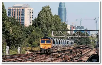  ??  ?? Trains from Kent to the Midland Main Line must run tvia Clapham Junction and Acton Wells, because there is no connection from the West London Line to the MML. On August 12 2016, GBRf 66730 Whitemoor approaches Platform 5 at Clapham Junction with the...